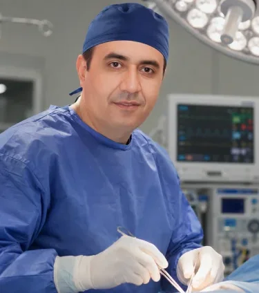 دکتر اکبر اعتمادی در اتاق عمل، جراح بینی عروسکی و گوشتی در تهران